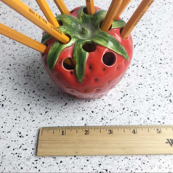 Vintage ceramic strawberry pencil holder - Picture 4 of 5